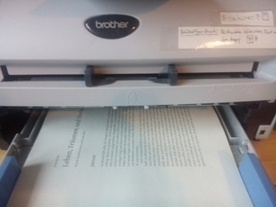 Broschürendruck: Einlegen der Blätter in den Drucker